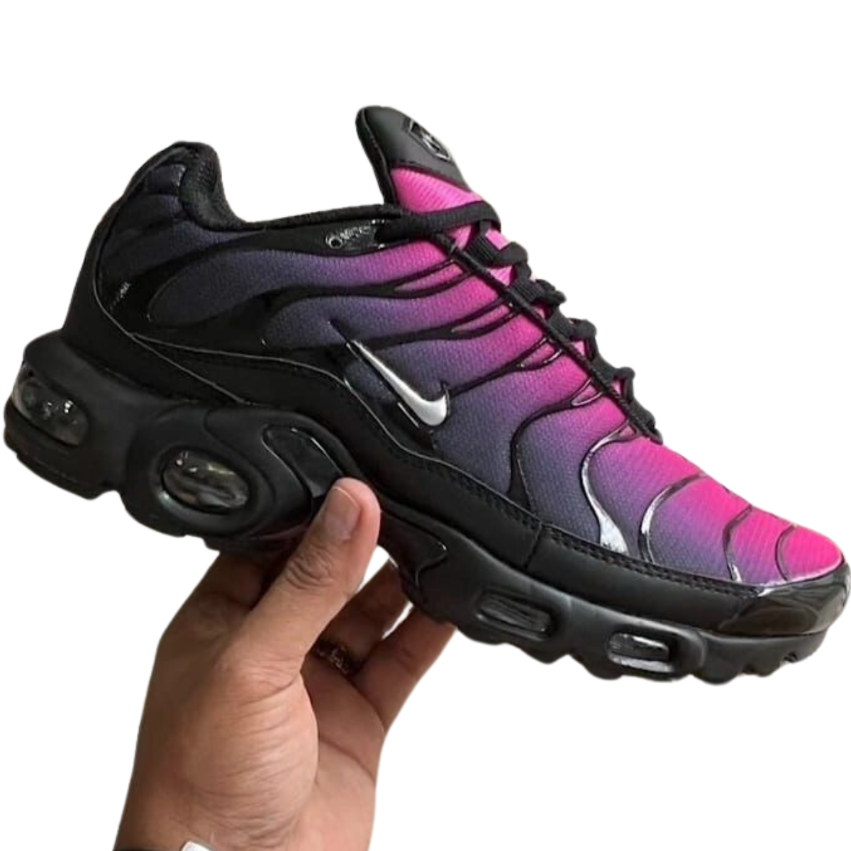 Zapatillas Nike Air Max TN Plus Hombre: La Mejor Opción para Estilo y Comodidad. Si estás buscando el calzado perfecto que combine estilo, comodidad y rendimiento, las zapatillas Nike Air Max TN Plus hombre son la opción ideal para ti. En Onlineshoppingcenterg, entendemos que al comprar zapatillas, no solo buscas un par para caminar, sino también una declaración de moda. En este artículo, te ayudaremos a descubrir por qué estas zapatillas son una inversión inteligente, cómo elegir el modelo perfecto para ti, y cómo puedes aprovechar las ofertas disponibles en nuestra tienda.  ¿Por qué Elegir Zapatillas Nike Air Max TN Plus Hombre? Las zapatillas Nike Air Max TN Plus son icónicas por varias razones. Lanzadas por primera vez en 1998, este modelo ha capturado la atención de atletas y amantes de la moda urbana por igual. Pero, ¿qué hace que las Nike TN sean tan especiales?  1. Tecnología Tuned Air Una de las principales razones por las que los usuarios eligen las Nike Air Max TN Plus es la tecnología Tuned Air. Esta innovación se basa en proporcionar una amortiguación precisa en las zonas donde el pie más lo necesita, reduciendo el impacto de cada pisada y mejorando la estabilidad. Ideal para hombres que buscan zapatillas no solo para el día a día, sino también para actividades deportivas o largas caminatas.  2. Diseño Atemporal El diseño de las Nike Air Max TN Plus es simplemente único. Su distintiva estética con líneas fluidas en la parte superior y una suela visible de Air Max las convierte en un modelo reconocible al instante. Ya sea que elijas las clásicas Nike TN blancas o las elegantes Nike TN negras, estarás garantizando un estilo que nunca pasa de moda.  3. Variedad de Colores y Modelos En Onlineshoppingcenterg, ofrecemos una amplia variedad de Nike Air Max Plus TN, desde los clásicos modelos como el Nike TN Plus 3 hasta las versiones más recientes como las Nike Air Max Plus TN Ultra. Puedes encontrar opciones que se adapten a tu personalidad y estilo de vida, asegurándote de tener el par perfecto para cualquier ocasión.